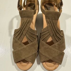 Earth Curvet Brown Suede Wedge Sandals Size 9 Comfort bohemian tan brown khaki